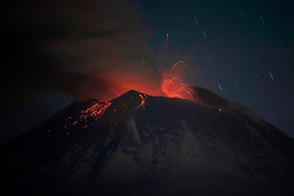 El volcán Popocatépetl puso en alerta a los mexicanos luego de que en las últimas semanas mostrara su furia con explosiones y exhalaciones. Los aeropuertos cerraron, las calles de Puebla y el Estado de México se llenaron de ceniza y numerosos centros educativos han tenido que regresar a las clases a distancia. En la imagen, una erupción del Popocatépetl, el pasado 25 de mayo.  