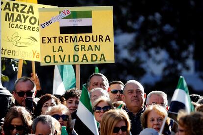 Nunca se ha escuchado tanto acento extremeño en Madrid. Gente de todas las edades, con banderas y bocadillos de buena chacina, han madrugado para pedir al unísono que se les conecte con el mundo.