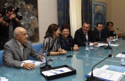 La consejera valenciana de Agricultura, Maritina Hernández, y la presidenta de la Diputación de Alicante, Luisa Pastor (segunda y tercera por la izquierda, respectivamente), con representantes de los regantes.