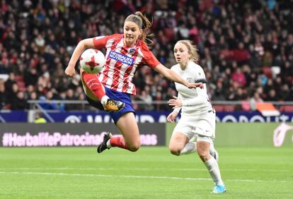 Viola Calligaris, del Atlético de Madrid, controla un balón ante Anama Catalá, del Madrid CFF.