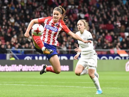 Viola Calligaris, del Atlético de Madrid, controla un balón ante Anama Catalá, del Madrid CFF.