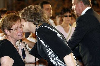 Los Reyes han mostrado su cariño a las familias de las víctimas durante el funeral oficiado en la catedral de Valencia. En la imagen, doña Sofía da el pésame a una mujer tras la misa celebrada.