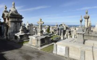 Cementerio de Ciriego (Santander), junto al Cantábrico.