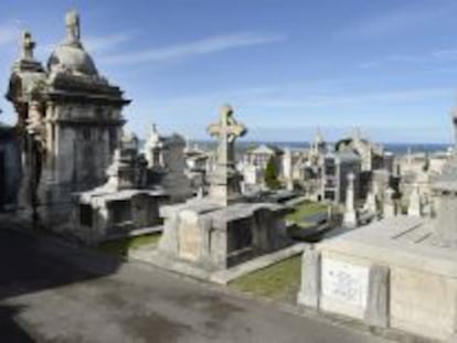 Cementerio de Ciriego (Santander), junto al Cantábrico.