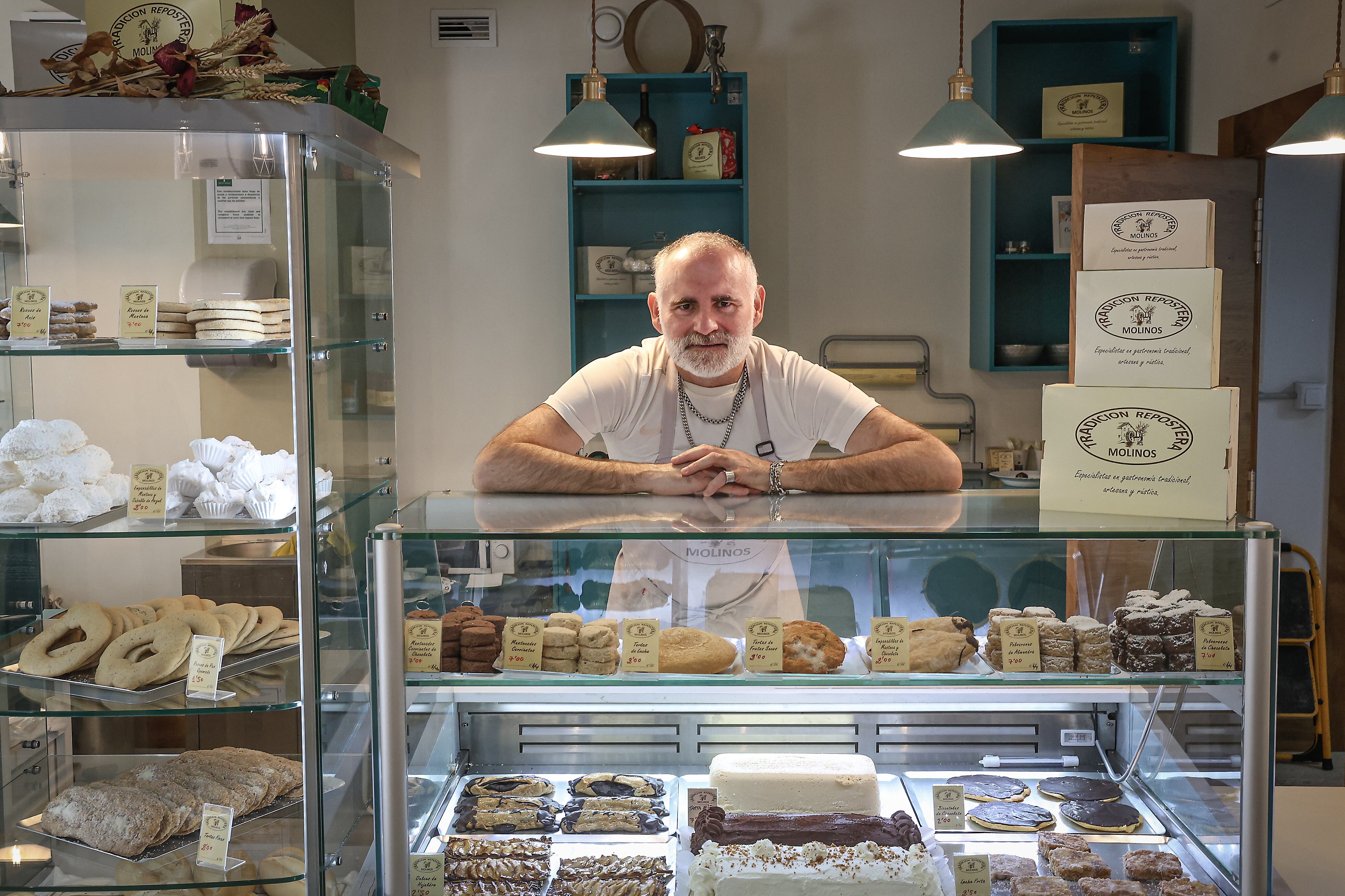 Rafael Cuesta, junto a algunas de sus delicias.