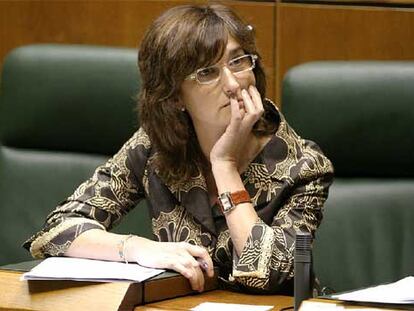 La <i>vicelehendakari</i> y consejera de Hacienda y Administración Pública, Idoia Zenarruzabeitia, de quien dependen todos los funcionarios vascos, en un pleno del Parlamento.