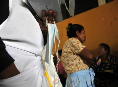 Una persona vende mascarillas a las afueras del Hospital General San Juan de Dios de Ciudad de Guatemala.