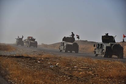 Un convoy de soldados de las fuerzas especiales iraquíes se dirigen al frente de Qaraqosh en la batalla por liberar Mosul.