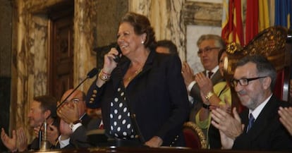 La alcaldesa de Valencia, Rita Barberá, habla por teléfono con la fallera mayor de 2014.