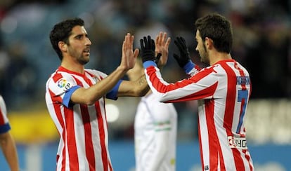 Ra&uacute;l Garc&iacute;a y Adri&aacute;n celebran el gol del triunfo