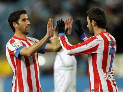 Ra&uacute;l Garc&iacute;a y Adri&aacute;n celebran el gol del triunfo