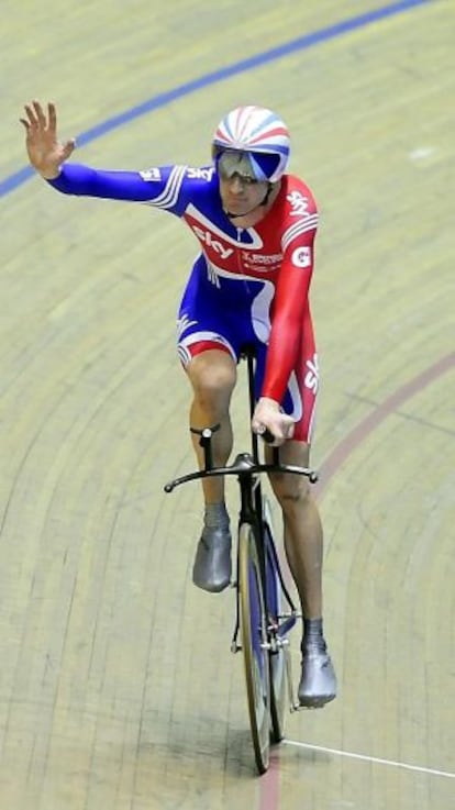 Wiggins celebra su victoria en la final de persecución del Mundial