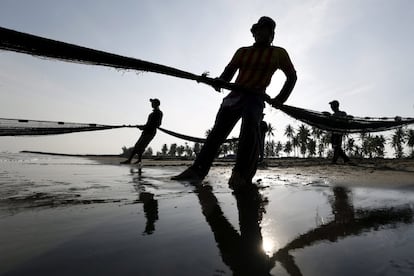 Pescadores tiran de redes de pesca en Banda Aceh (Indonesia).