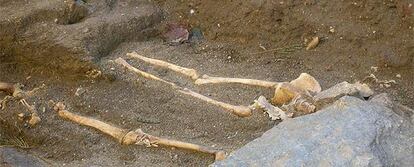 Uno de los esqueletos hallados en las excavaciones arqueológicas realizadas junto a la iglesia de Santa María del Castillo.