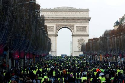 Vista de la manifestación de los 'chalecos amarillos' durante la protesta de este sábado en los Campos Elíseos parisinos.