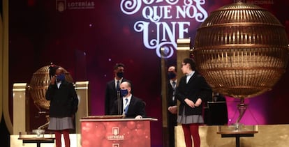 Dos de las niñas de la residencia de San Ildefonso cantan uno de premios de la Lotería de Navidad.