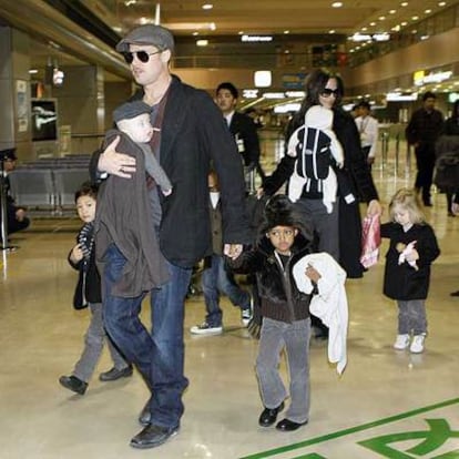 Brad Pitt y Angelina Jolie, con sus seis hijos ayer en Tokio.