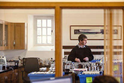 Bob Dalgarno, Master Whisky Maker de The Macallan, es el alquimista que prueba y mezcla todos los whiskys. Dalgarno pasa horas en su laboratorio, donde prueba y analiza las 230.000 barricas que tiene la marca.