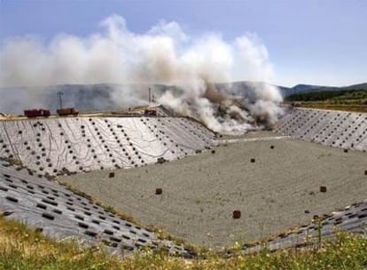 Varios camiones trabajan para sofocar el fuego en las instalaciones de la empresa Xiloga.