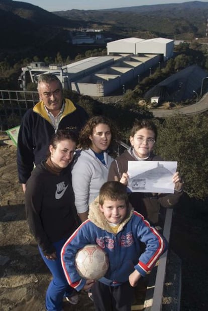 Miguel Pulgarín, el presidente de la asociación de empresarios de Fuente Obejuna; Jessica y Melissa, de 18 años; Miguel, de 14, y Alfonso, de 8, posan frente al cementerio nuclear de El Cabril.