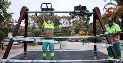 Operarios clausuran un parque infantil en València.