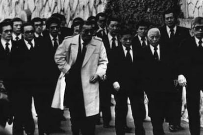 Miembros destacados de la Yakuza, en el funeral de un jefe en diciembre de 1988.