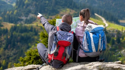 Artículo de EL PAÍS Escaparate que describe los regalos para viajeros más interesantes para entregar en Navidad.