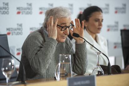 Woody Allen (con Elena Anaya al fondo) durante una rueda de prensa en San Sebastián en julio de 2019 para anunciar el rodaje de 'Rifkin's Festival'.