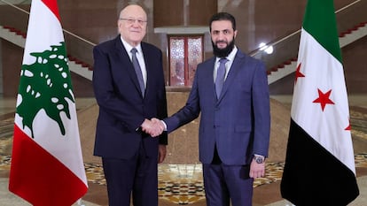 El primer ministro interino del Líbano, Najib Mikati, se reúne con el líder de facto de Siria, Ahmed al-Sharaa, en Damasco (Siria) este sábado.