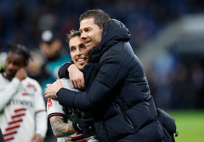 El jugador del Bayer Leverkusen Alejandro Grimaldo y el entrenador Xabi Alonso celebran la victoria contra el TSG Hoffenheim.