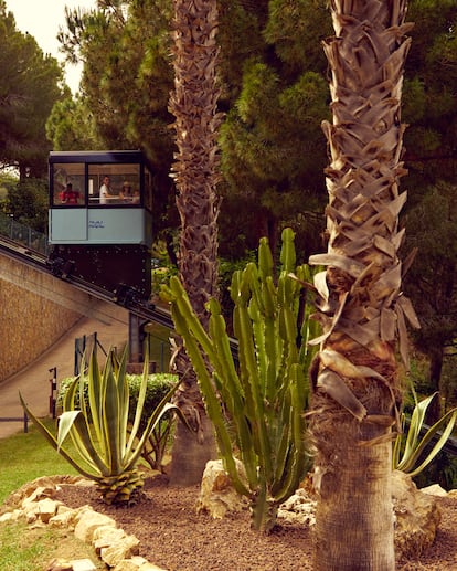 Un antiguo funicular restaurado conecta distintas áreas del establecimiento.