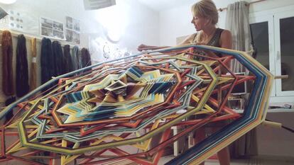 Cloe crea mandalas en su estudio de Mallorca