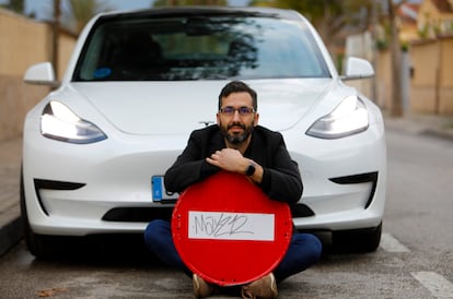 Álvaro Gutiérrez junto a su Tesla Model 3, este jueves en Alicante.