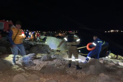 Vecinos y personal de emergencias, durante el rescate de migrantes en la isla de Cítera. 