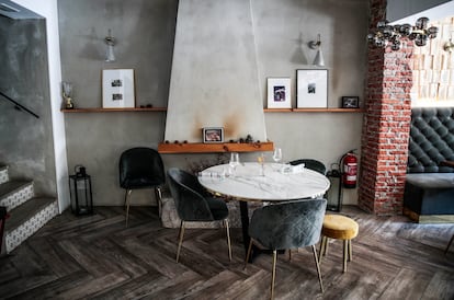 La sala del restaurante está llena de recuerdos familiares, como el retrato, sobre la chimenea, de Manuel Franco padre, propietario original del local y fallecido hace unos años.