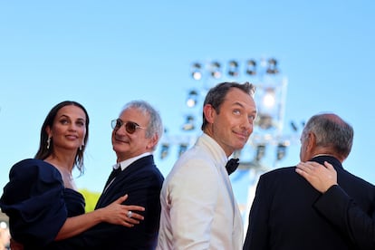 El director de 'El mago del Kremlin', Olivier Assayas (segundo por la izquierda), junto a los actores Alicia Vikander y Jude Law, en la alformbra roja.
