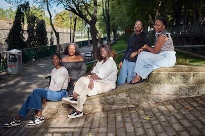 Kamisa Magassa, presidenta de Black Power; Alice Addo, secretaria de Black Power; Fátima Djara de Almeida Sani, secretaria de Flor de África y  coordinadora de proyectos del área de Mutilación Genital Femenina de Médicos del Mundo; y Belguisa Djalo posan para una foto el 16 de septiembre en Navarra.