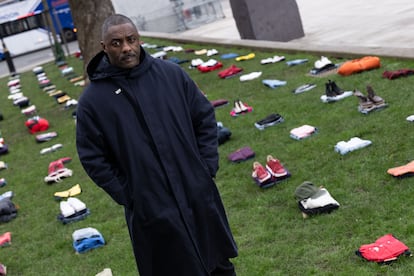 Idris Elba en una manifestación el pasado 8 de enero de 2024 en la plaza del Parlamento de Londres donde colocó 200 montones de ropa que representaban las vidas perdidas a causa de delitos con arma blanca. 
