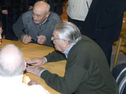 El president del Govern espanyol, Mariano Rajoy, juga al dòmino a la Llar del Pensionista d'Olmedo (Valladolid).