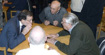 El president del Govern espanyol, Mariano Rajoy, juga al dòmino a la Llar del Pensionista d'Olmedo (Valladolid).