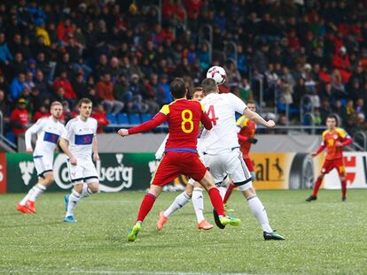 Vieira y Gregersen luchan por la pelota durante el partido entre Andorra e Islas Feroe.