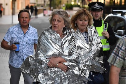 La policía acompaña a peatones en las inmediaciones del ataque de Londres, el 4 de junio.