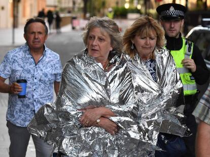 La policía acompaña a peatones en las inmediaciones del ataque de Londres, el 4 de junio.