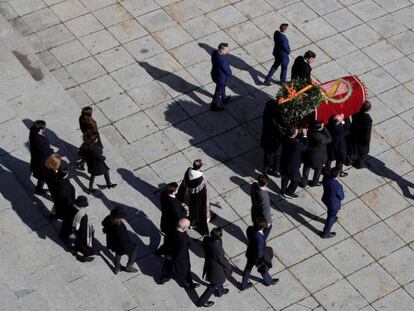 Familiares de Franco sacan el féretro de la basílica. 