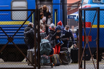 Una mujer baja con su hijo de un tren que llega de Odesa (Ucrania) a la estación de Przemysl (Polonia). El presidente ucranio, Volodímir Zelenski, anunció que al menos 137 soldados murieron al final del primer día de los ataques rusos.
