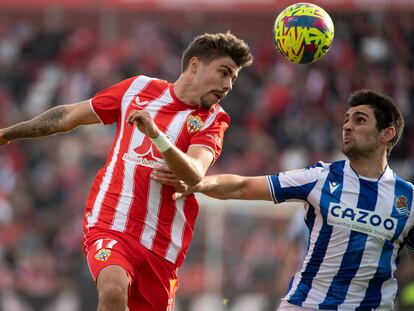 Almeria's Spanish midfielder Alejandro Pozo (L) vies with Real Sociedad's Spanish midfielder Roberto Lopez Alcaide during the Spanish league football match between UD Almeria and Real Sociedad at the Municipal Stadium of the Mediterranean Games in Almeria on January 8, 2023. (Photo by JORGE GUERRERO / AFP)