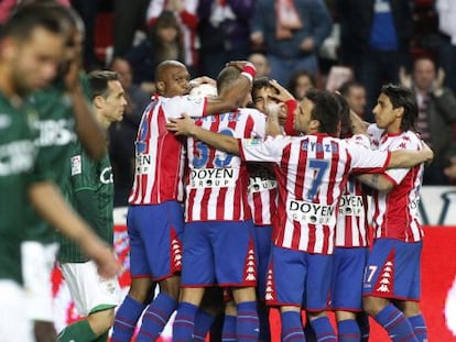 Los jugadores del Sporting celebran el segundo gol del equipo.