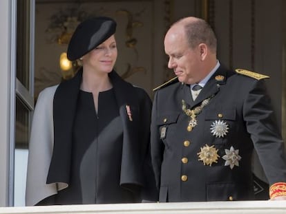 El pr&iacute;ncipe Alberto y Charlen, en el balc&oacute;n del Palacio el pasado D&iacute;a Nacional de M&oacute;naco, celebrado la semana pasada.