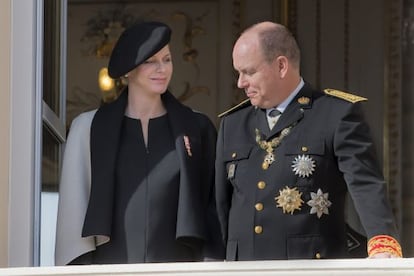 El príncipe Alberto y Charlen, en el balcón del Palacio el pasado Día Nacional de Mónaco, celebrado la semana pasada.