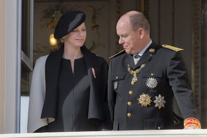 El pr&iacute;ncipe Alberto y Charlen, en el balc&oacute;n del Palacio el pasado D&iacute;a Nacional de M&oacute;naco, celebrado la semana pasada.